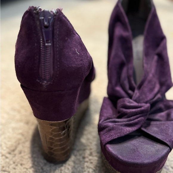 Purple and gold madden girl wedges. Very comfortable. Zipper in the back - Picture 2 of 3